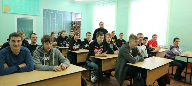 Руководитель отдела по религиозному образованию  иерей Димитрий Трандыков встретился со студентами Лукояновского губернского колледжа